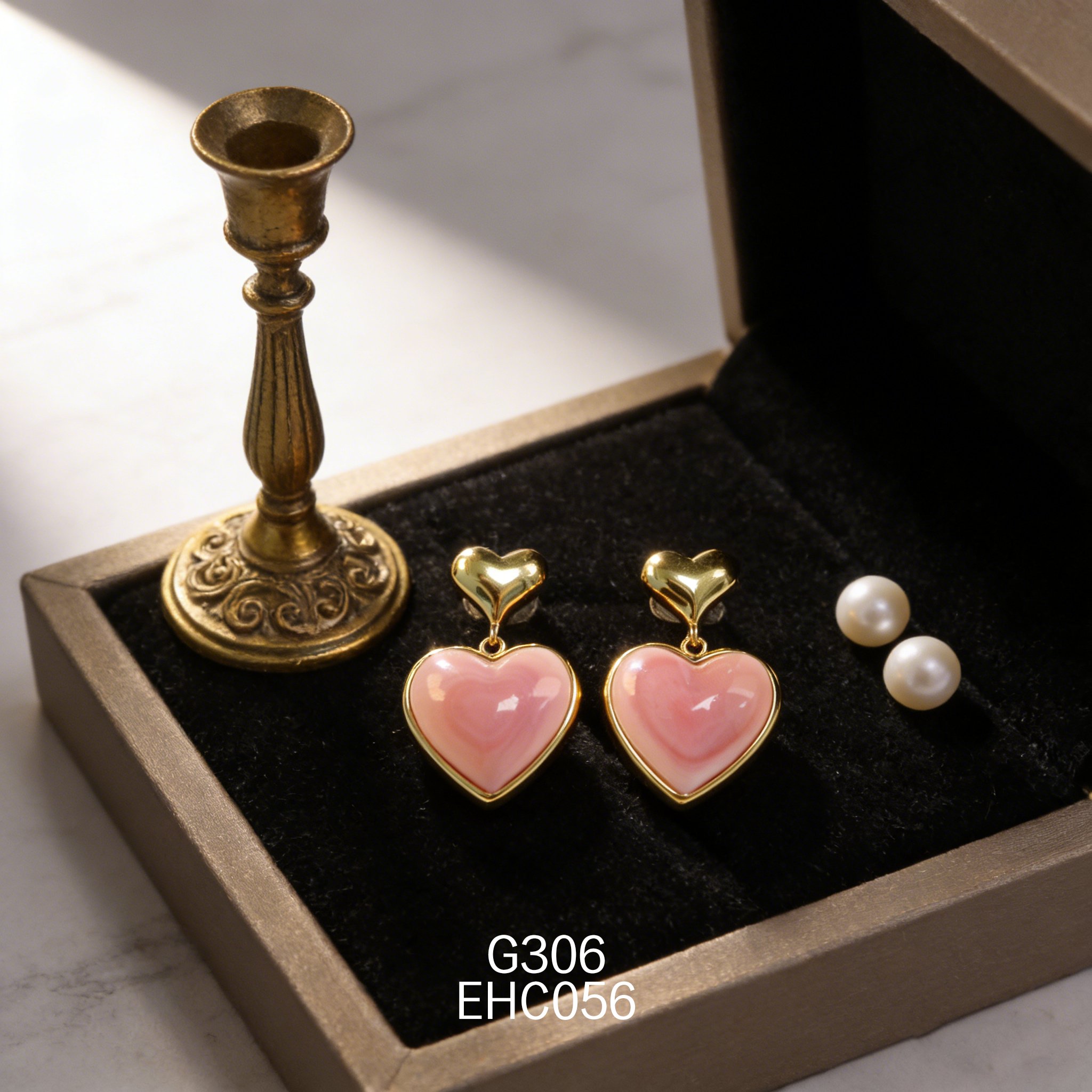 电镀黄金双心形女皇贝耳环