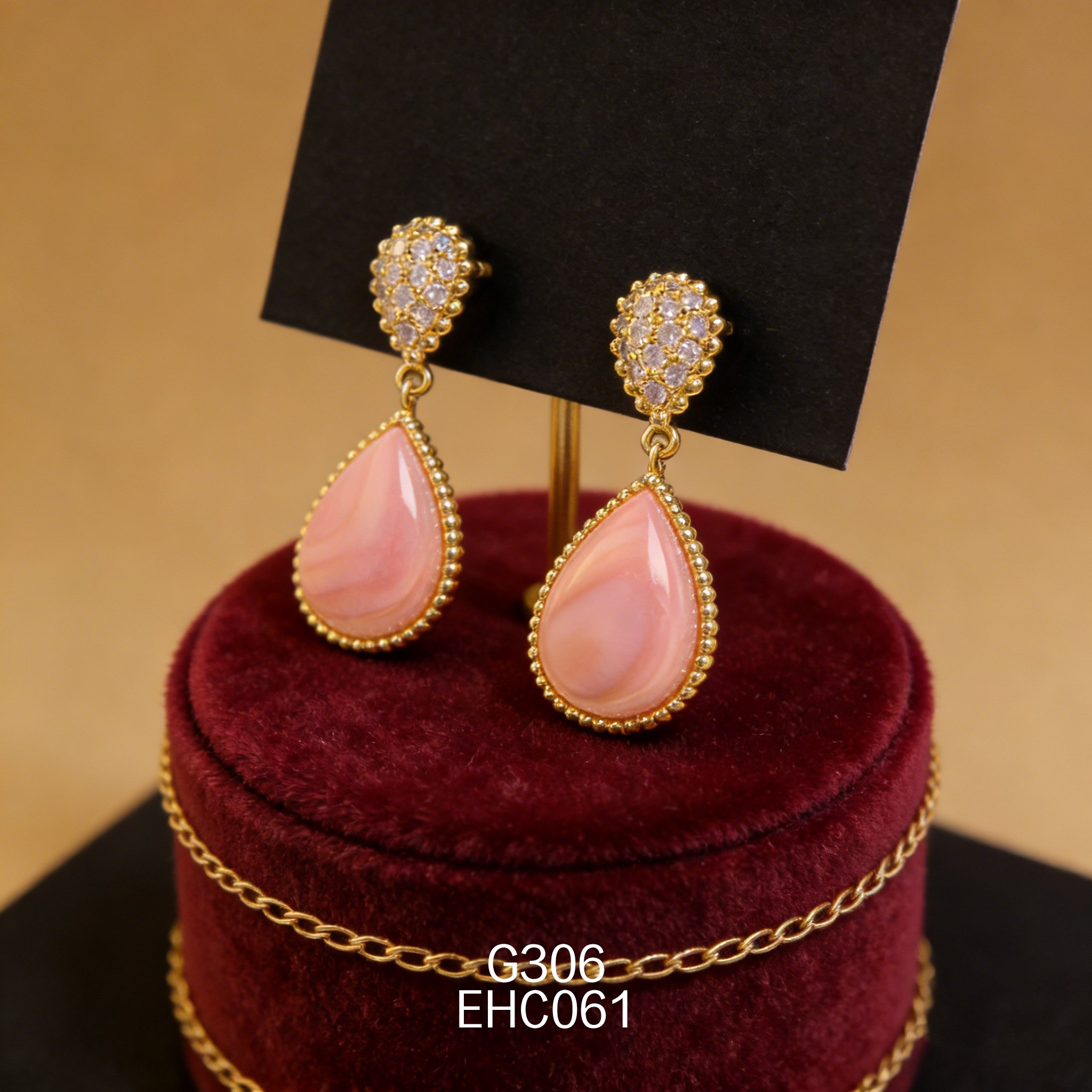 电镀黄金女皇贝耳环