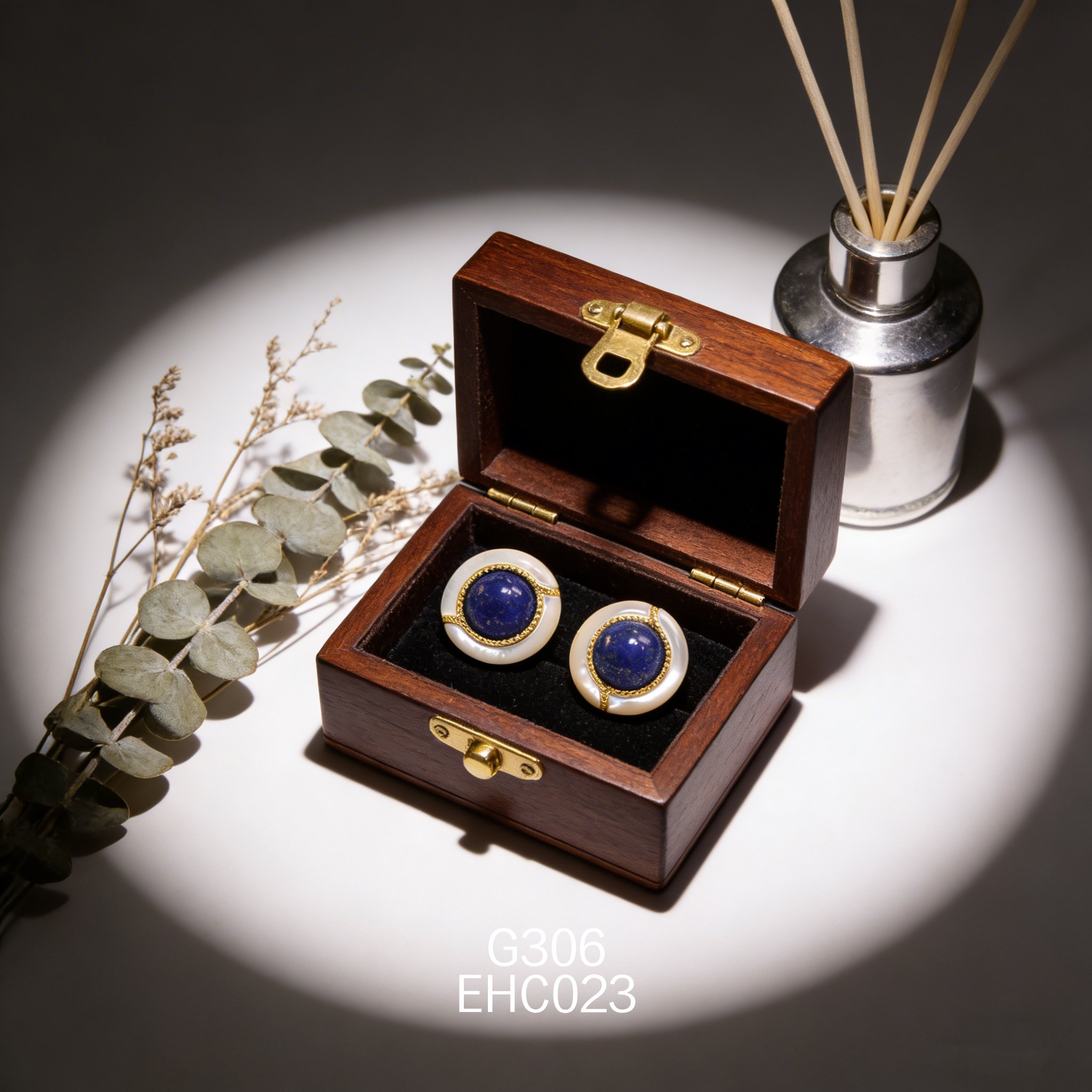 電鍍黃金 10mm 青金石 + 白貝耳環