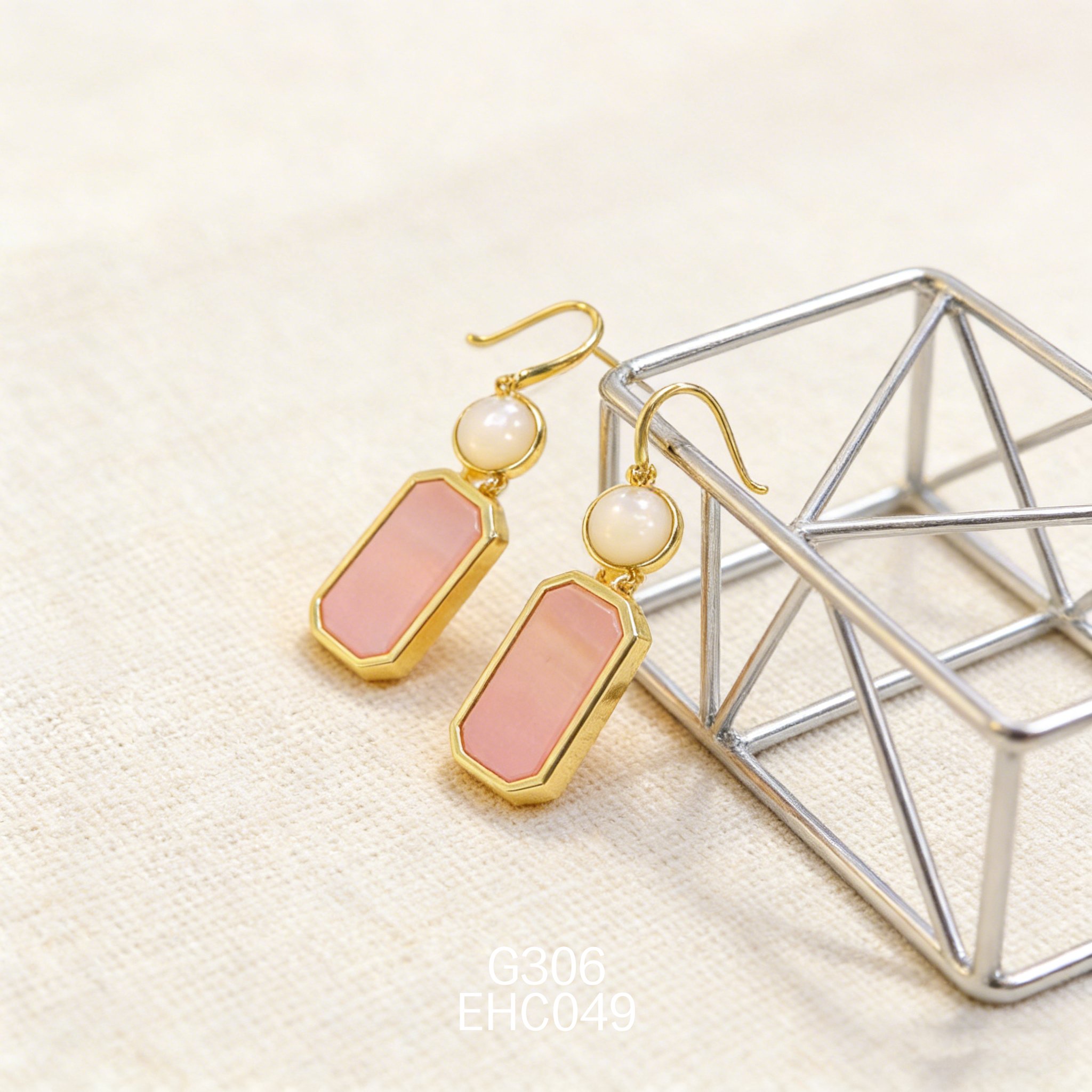 電鍍黃金8mm白貝 + 10 x 21mm 女皇貝耳環