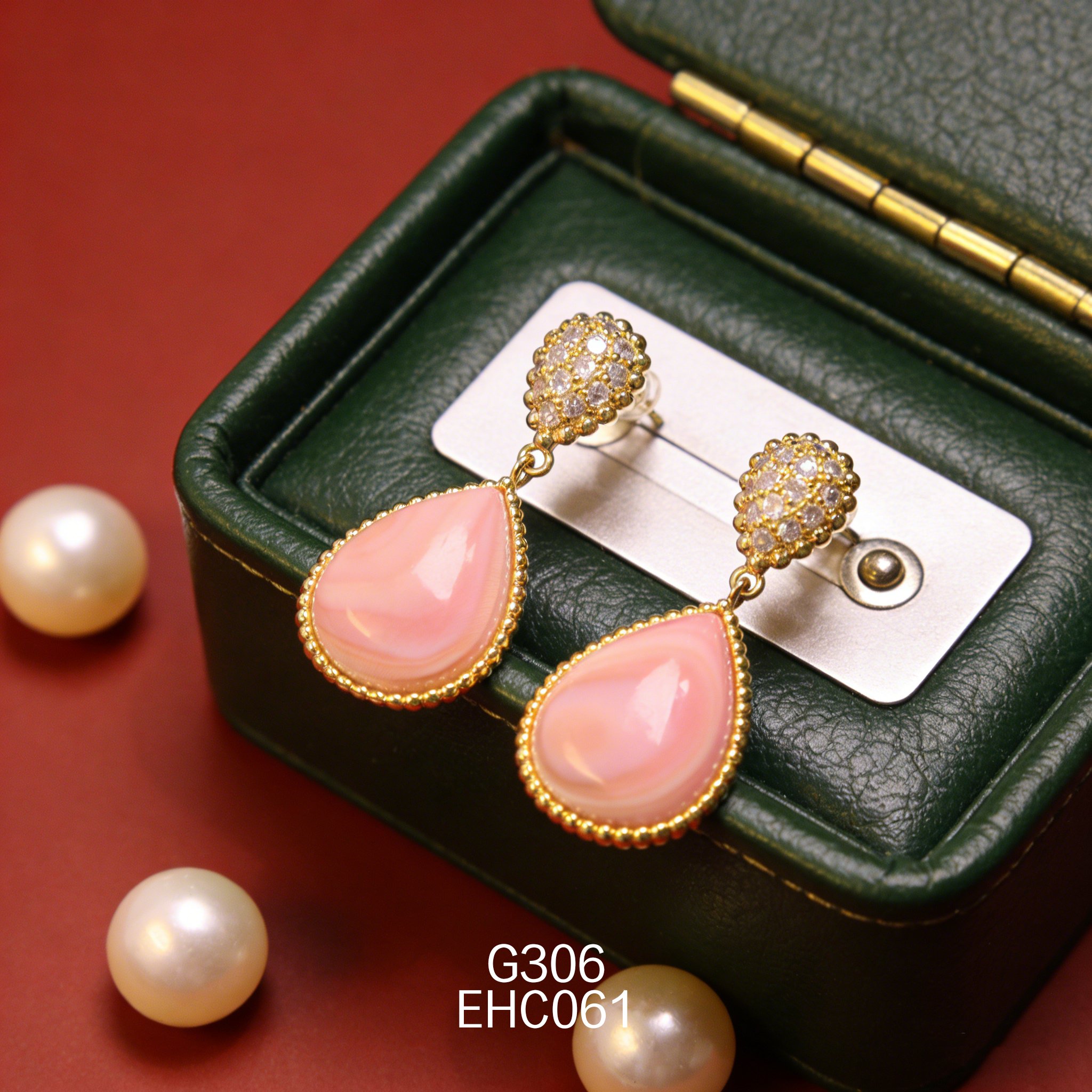 电镀黄金女皇贝耳环