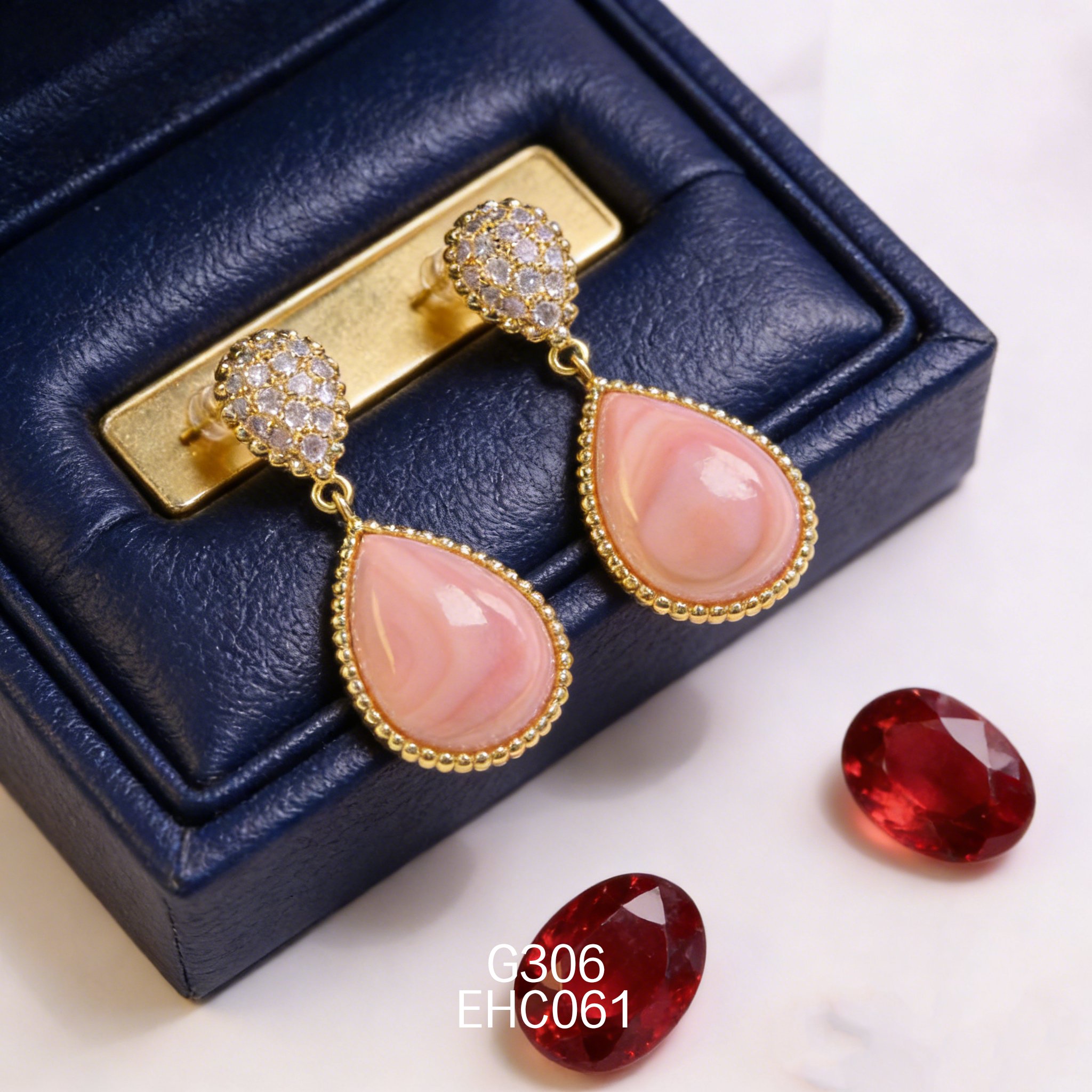 电镀黄金女皇贝耳环