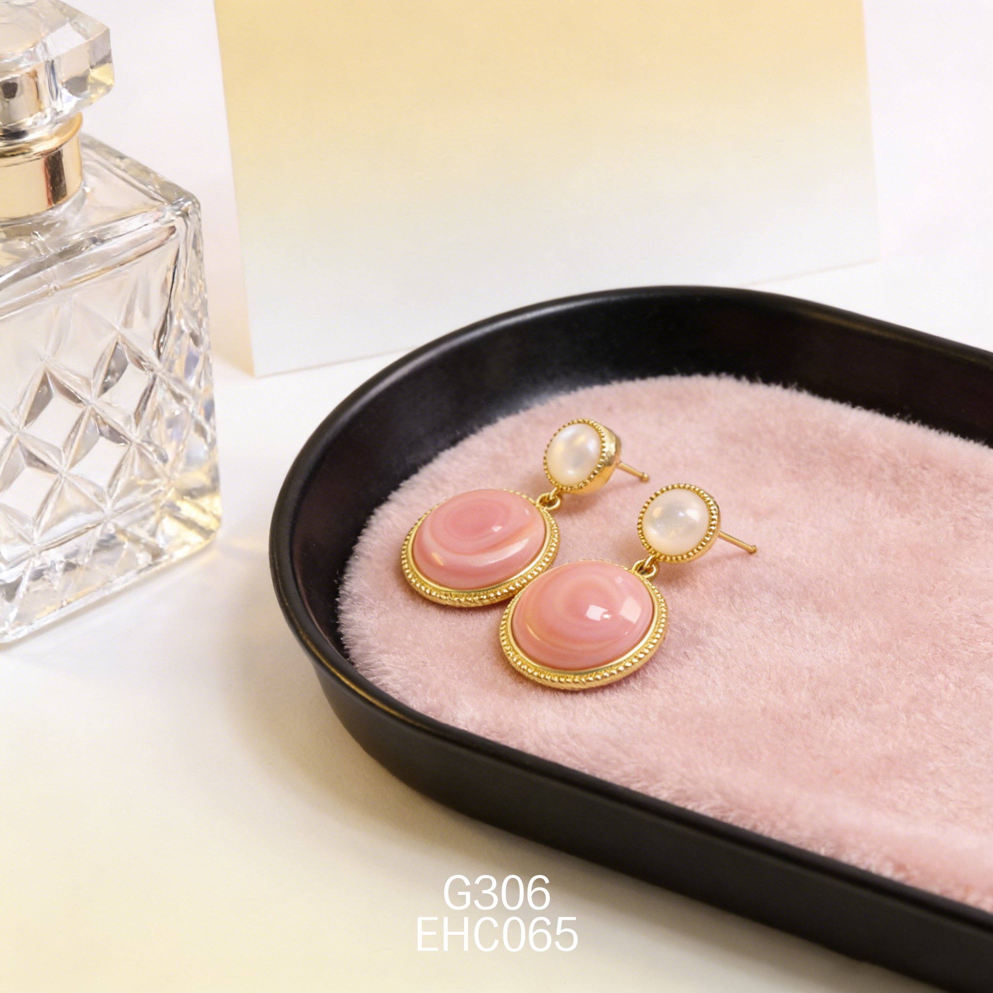 电镀黄金白贝女皇贝耳环