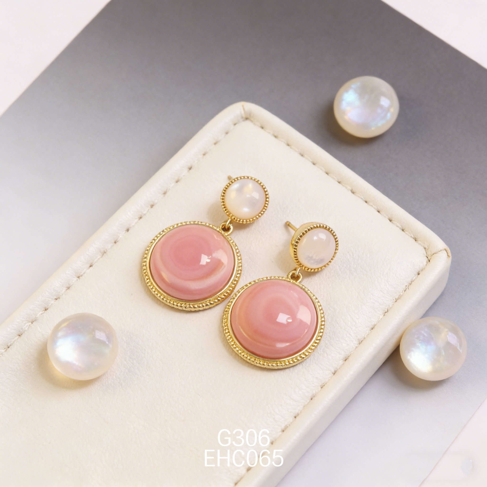 电镀黄金白贝女皇贝耳环