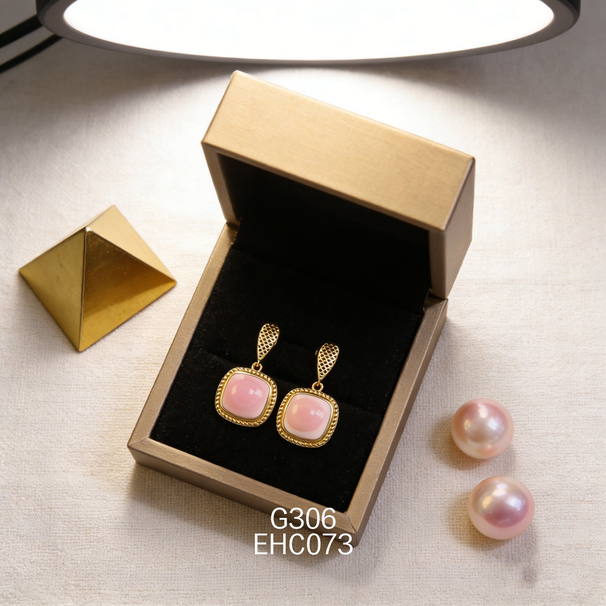 電鍍黃金方形女皇貝耳環