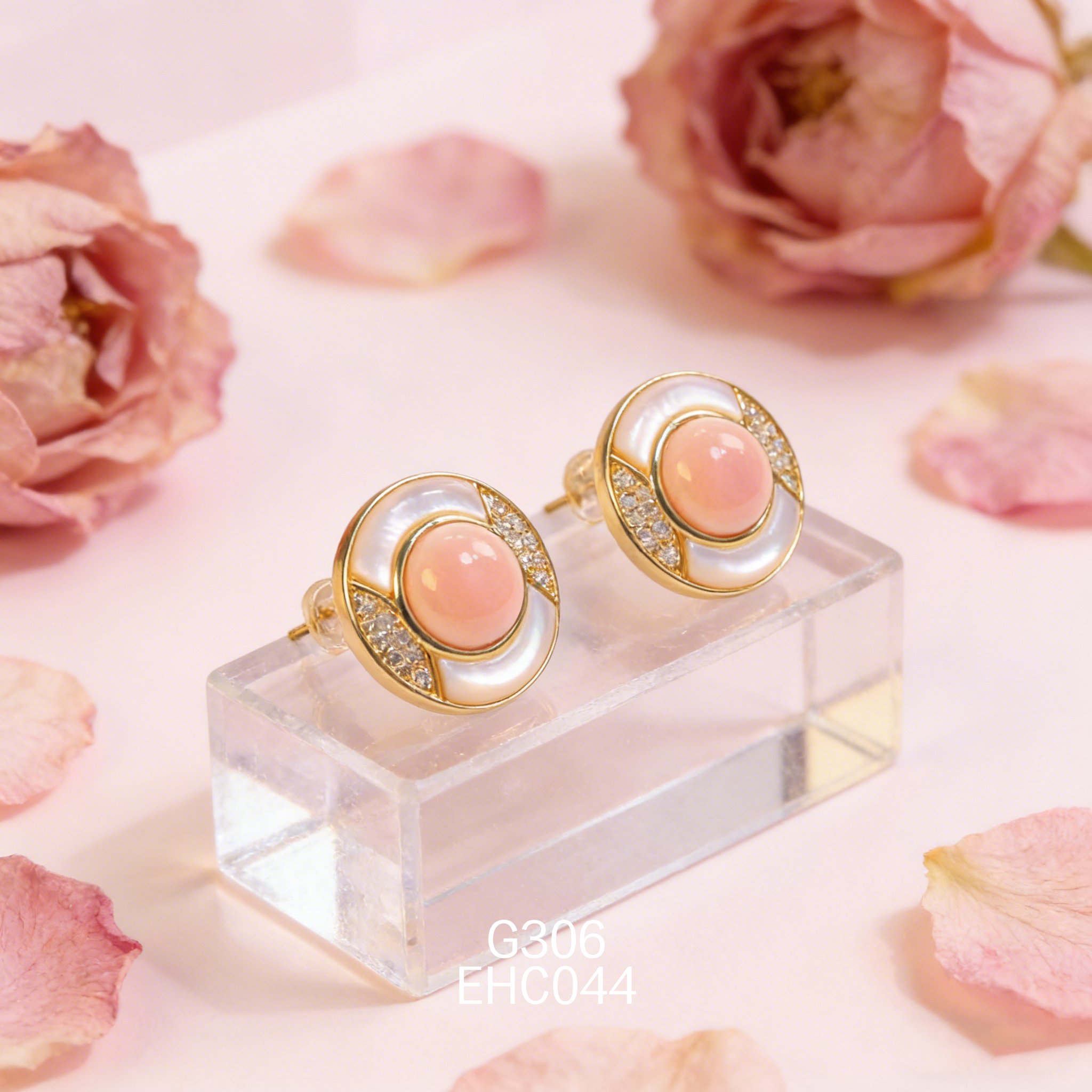 電鍍黃金白貝 8 x 4mm 女皇貝耳環