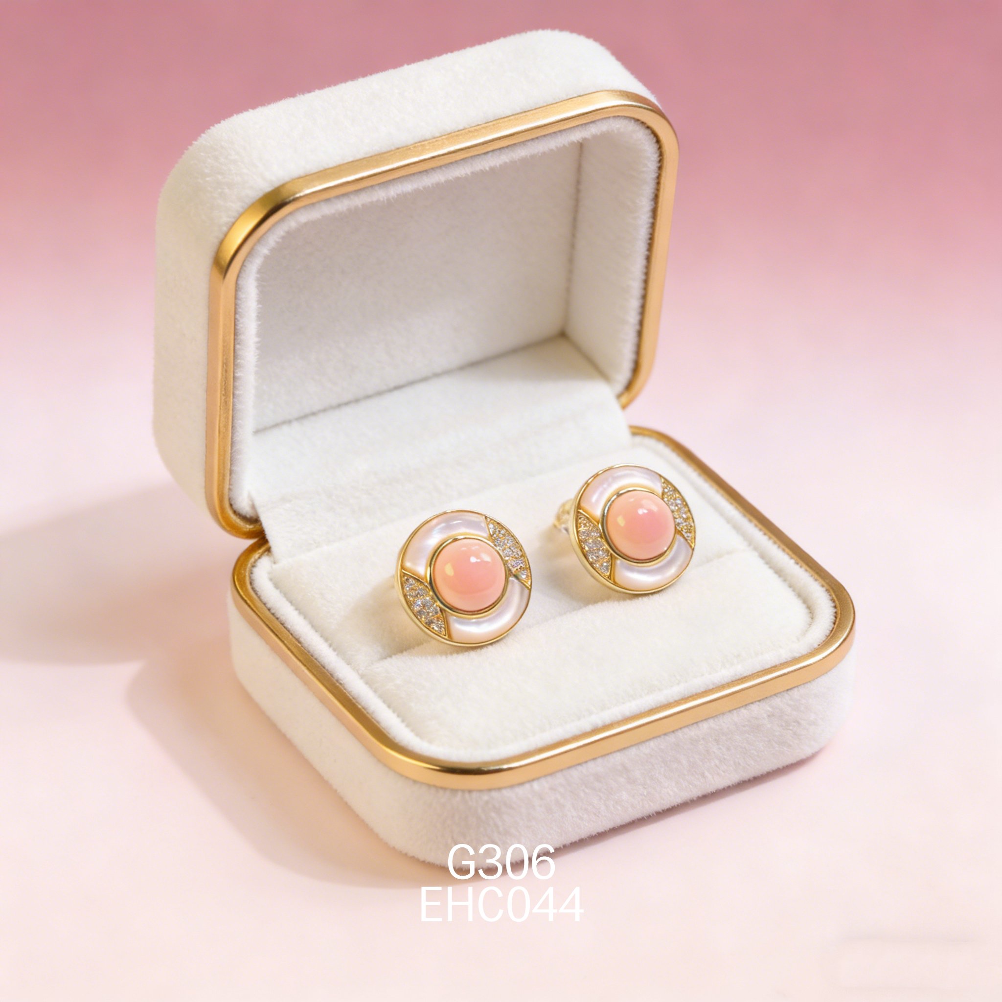 電鍍黃金白貝 8 x 4mm 女皇貝耳環