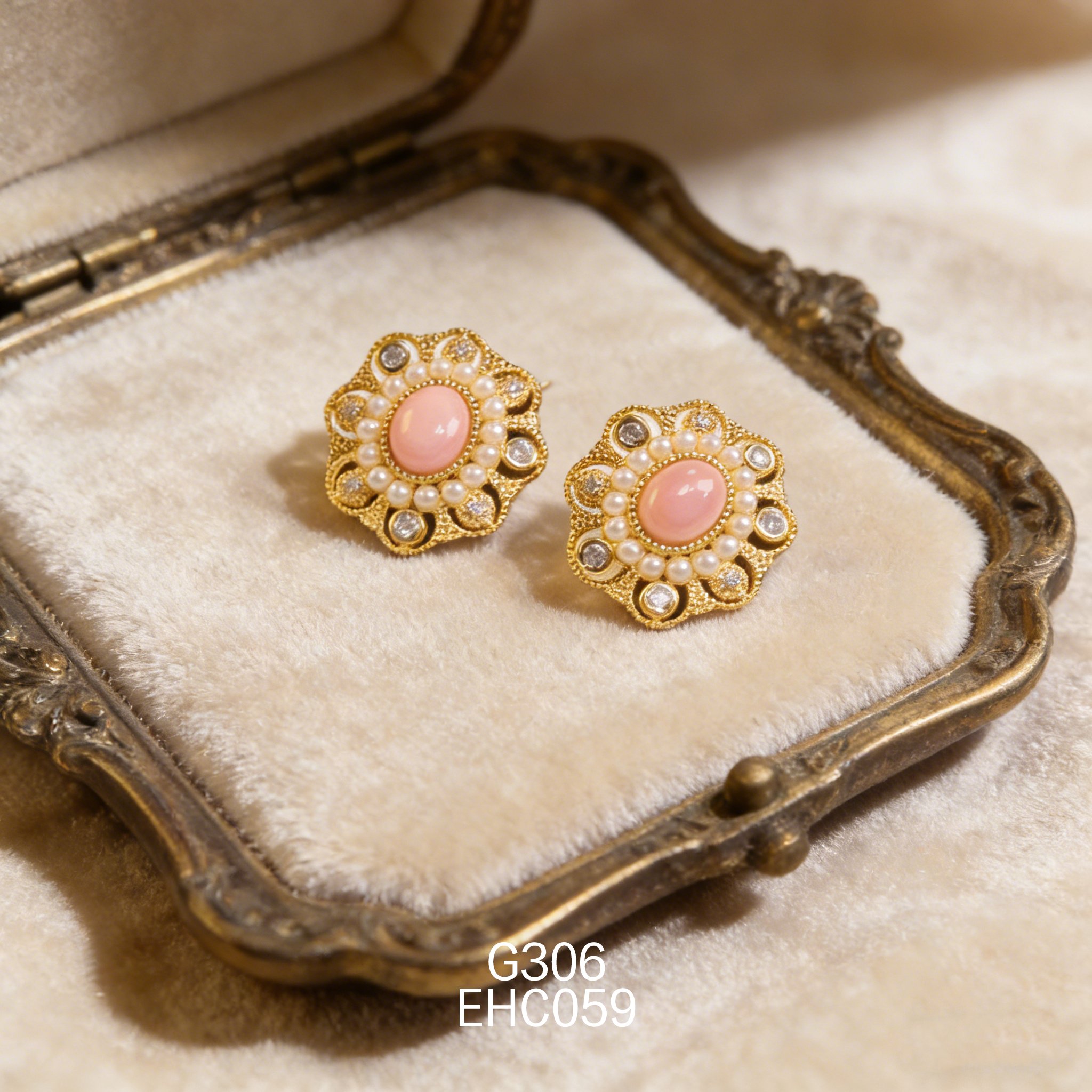 電鍍黃金 6 x 8mm 女皇貝耳環