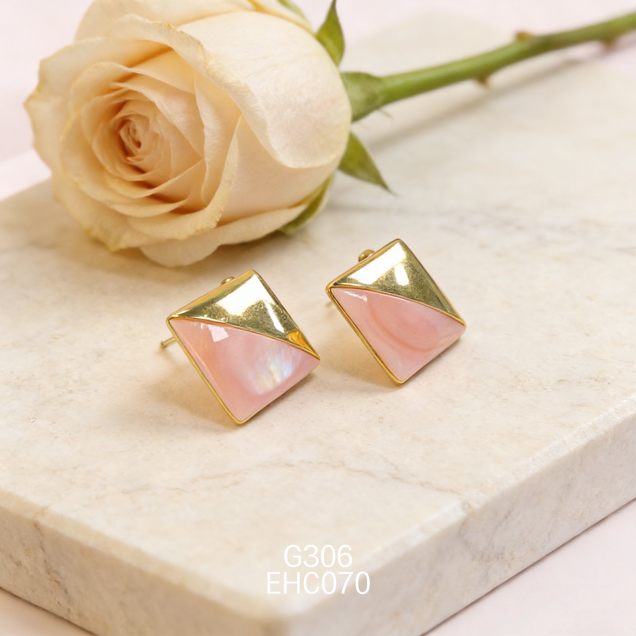 電鍍黃金女皇貝耳環